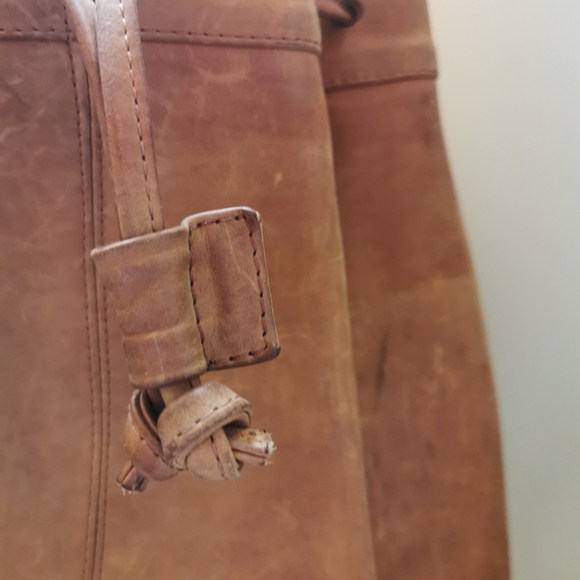 Thick leather over shoulder, tan leather - Picture 4 of 15